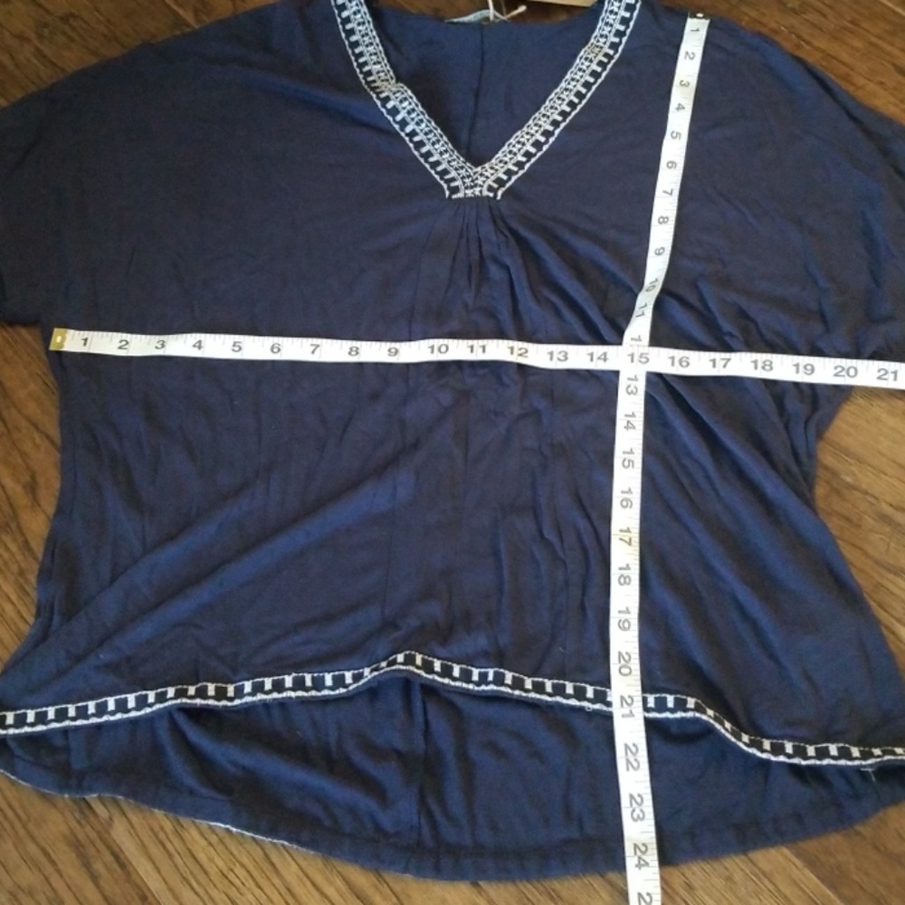 3/$25☆☆☆ Loose fit T with embroidered detail-M - Picture 4 of 4